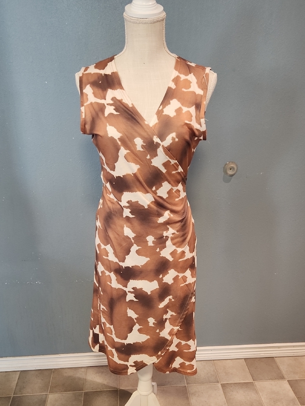 Merigold Kiss Sleeveless Asymmetrical  Exotic Giraffe Print Wrap Dress Pop Art